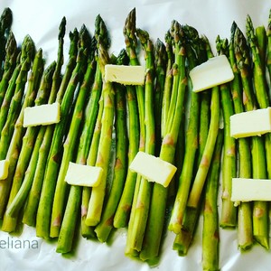 Asparagus cu unt, usturoi si lămâie